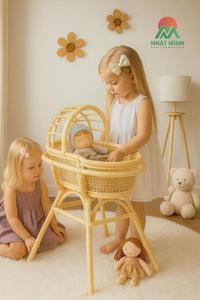 Cuna de ratán con acabado natural, diseño rústico para bebés y niños de 0 a 3 años, con muñeca de juguete incluida. - Product Image 4