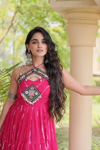 Kurti de georgette sintético con estampado Bandhej, bordado Gamthi y adornos de espejo, perfecto para las noches de Garba. - Product Image 2
