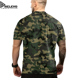 T-shirt de sport camouflage personnalisé pour homme, coupe ajustée, motif camouflage woodland, manches courtes, hauts d'entraînement athlétiques pour la musculation - Product Image 2