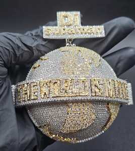 Pendentif Hip Hop Dvars Diamond entièrement serti de moissanite, « Le Monde m'appartient », en argent sterling 925 plaqué or 18 carats, breloque de luxe pour homme - Product Image 4