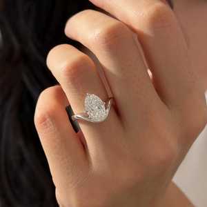 Anillo Solitario Curvo con Diamante Ovalado de 2.5 Quilates Cultivado en Laboratorio, E VVS2, Oro Blanco de 14k, Anillo de Compromiso con Engaste Bajo, Certificado IGI - Product Image 2
