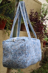 Bolsa de lona acolchada de algodón hecha a mano con elegante estampado en bloques, asas resistentes, ligera y espaciosa, perfecta para el fin de semana. - Product Image 2