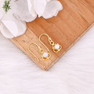 Élégantes boucles d'oreilles en laiton en forme de petite fleur en nacre pour femmes - Product Image 3