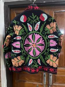 Veste brodée Suzani, manteau d'hiver bohème, veste en velours à motifs floraux, manteau de créateur, cadeau de Noël festif, vêtement décontracté à superposer - Product Image 4