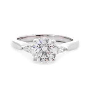Bague de fiançailles en or 14 carats avec diamant de laboratoire rond brillant et accents latéraux en forme de poire, certifiée IGI, trois pierres, vente en gros - Product Image 4