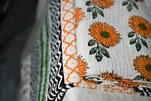 Plaid en coton biologique fait main, motif imprimé, pompons, léger, tricoté/tissé, design moderne, toutes saisons, pour voyage - Product Image 3