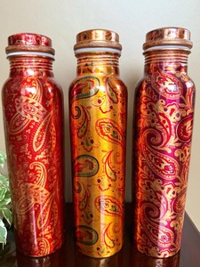 Bouteille en cuivre traditionnelle avec un design gravé élégant, parfaite pour la décoration de la maison, la présentation dans la chambre et les cadeaux festifs. - Product Image 3