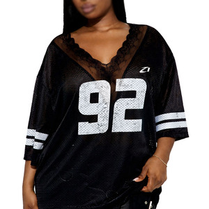 T-shirt de football américain noir en dentelle à col en V pour femme, coupe oversize, en maille, style streetwear, avec numéro graphique vieilli, tendance, fourniture OEM - Product Image 6
