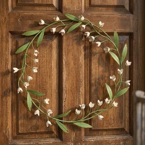 Guirlande d'eucalyptus métallique rouge éclatant, scintillante avec des accents dorés élégants, décoration festive pour la porte d'entrée en automne ou pour les fêtes - Product Image 6