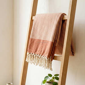 Manta de Algodón Rosa Tejida con Franjas en Contraste y Flecos Decorativos para Sofá, Sillón y Decoración del Hogar - Product Image 5