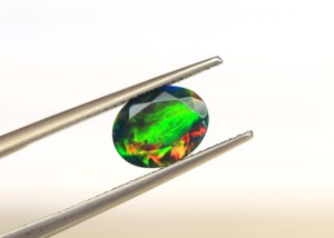 Opale noire éthiopienne attrayante - Pierre précieuse de 7x5mm de forme ovale, taille facetée, opale noire à jeu de feux arc-en-ciel - Product Image 3