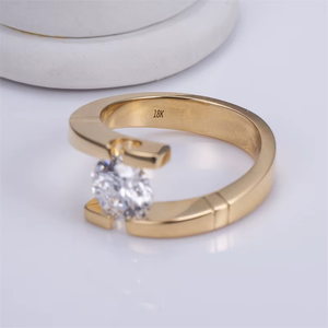 Bague de fiançailles pour femme en or jaune avec diamant taille poire, style minimaliste, pierre de synthèse - Product Image 4