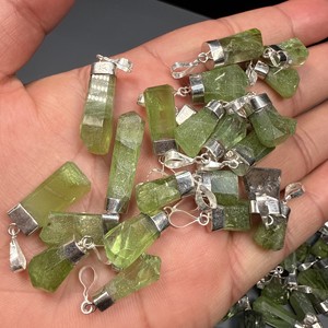 Collar con colgante de peridoto de la mejor calidad, plata de ley 925, peridoto verde de Suppat, Kohistan, Pakistán. - Product Image 2