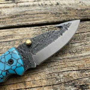 Cuchillo de Caza Plegable de Acero Hecho a Mano con Hoja de Gancho para Deshuesar, Mango de Resina Turquesa y Funda de Cuero - Product Image 4