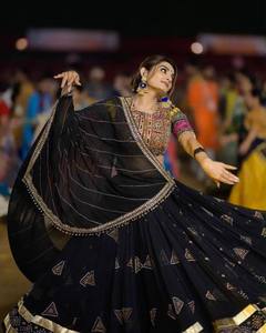 Lehenga de Algodón Muslin con Diseño de Espejos y Múltiples Encajes, Lehenga Choli Tradicional con Espejos Reales, Completamente Cosido - Product Image 4