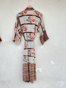 Kimono vintage en soie blanche recyclé cadeau d'anniversaire pour sa robe de nuit - Product Image 6