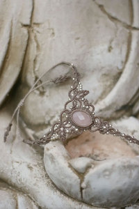 Collar Boho de Plata 925 con Colgante de Cuarzo Rosa y Diseño de Macramé para Mujer, Uso Diario, Patrón de Planta, Engaste de Bisel - Product Image 2