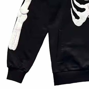 Sudadera con capucha de invierno con cremallera y gráfico gótico de huesos de Twin City, con forro polar grueso y detalles de huesos en las mangas - Product Image 2