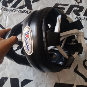 อุปกรณ์ป้องกันศีรษะสำหรับชกมวยแบบเต็มหน้า ทำจากหนังแท้ พร้อมแผ่นบังหน้าสองชั้น และระบบปิดแบบตีนตุ๊กแก สำหรับการฝึกซ้อมและการต่อสู้ - Product Image 2