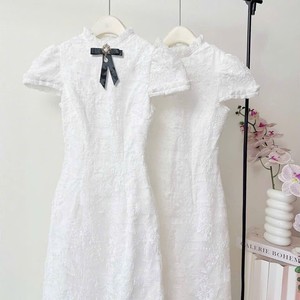 Robe Courte Moulante Femme OEM Blanche Naturelle en Dentelle Froncée, Épaules Dénudées, avec Nœud, Idéale pour Soirée - Product Image 4