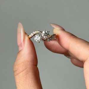 Anillo de banda cruzada Toi et Moi con diamante redondo de 1.04 quilates cultivado en laboratorio para mujer, oro macizo de 14 quilates, regalo de boda único para parejas - Product Image 3