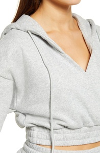 Conjunto de sudadera corta de forro polar para mujer al por mayor, de manga larga, informal, a la moda, con capucha y diseño cruzado. - Product Image 4