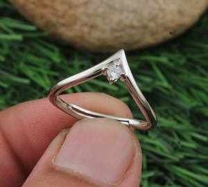 Bague de mariage ajustable en argent sterling 925 avec sertissage clos en oxyde de zirconium, style délicat et minimaliste, bijoux fins pour femmes, vente en gros - Product Image 3