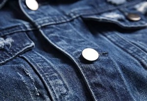 แจ็คเก็ตเดนิมเคลือบผิวสำหรับผู้ชายและผู้หญิง ปี 2026 ผ้าฝ้าย 100% สั่งทำพิเศษ สไตล์วินเทจ ล้างสีแบบแอซิด ขาดๆ แบบดิสเทรส สไตล์ไฮสตรีท - Product Image 5