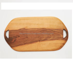 Una tabla de cortar de madera, comúnmente utilizada para preparar y servir alimentos. Estas tablas son apreciadas por su durabilidad, - Product Image 6