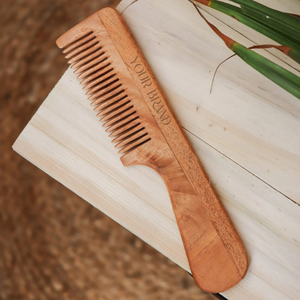 Peine de madera antiestático hecho de troncos de Neem naturalmente antibacterianos para peinar el cabello y masajear el cuero cabelludo. - Product Image 3