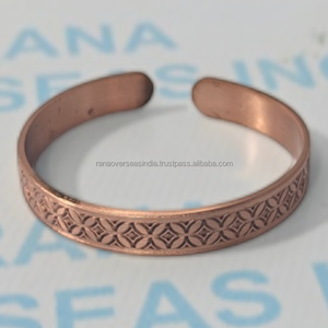 Bracelet en cuivre moderne fait main, ajustable, manchette ouverte, écologique, motif gravé décoratif, accessoire de mode - Product Image 4