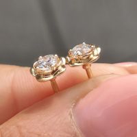 Boucles d'oreilles élégantes en or 18 carats en forme de fleur avec diamants taille ronde, bijoux raffinés pour femmes, accessoire de mode sophistiqué