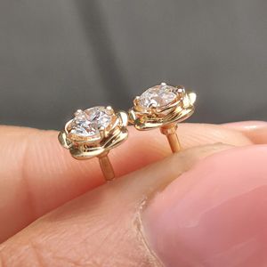 Elegantes Pendientes de Oro de 18K con Forma de Flor y Diamantes de Corte Redondo, Joyería Fina para Mujer, Accesorio de Moda Sofisticado - Product Image 3
