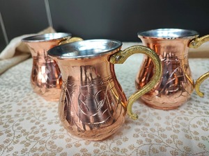 Mug en cuivre de qualité supérieure, design élégant, parfait pour les repas à la maison, les fêtes et comme cadeau de déménagement, fabriqué à la main en Inde. - Product Image 3