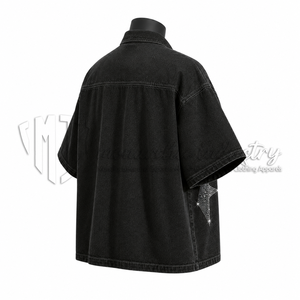 Veste chemise zippée à manches courtes en jean noir pour homme, style streetwear oversize, détail poche ornée de strass, vêtement décontracté personnalisé et tendance - Product Image 4