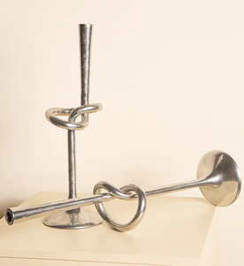 Porte-bougie conique moderne en métal argenté, design abstrait sculptural avec boucle, pour décoration de table, étagère et cheminée - Product Image 2