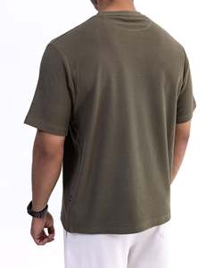 บริการ OEM แบบกำหนดเอง เสื้อยืดแฟชั่นดีไซน์ทันสมัยสำหรับผู้ชายและผู้หญิง เสื้อยืดแขนสั้นสำหรับฤดูร้อน แห้งเร็ว ระบายอากาศได้ดี - Product Image 5