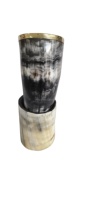 Corne à boire viking artisanale, écologique et durable, en véritable corne de bœuf, 450 ml, avec support en corne de buffle, bordure en laiton, embout en corne de loup, style nordique
