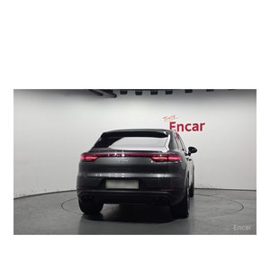 Porsche Cayenne 3.0 Coupé 2024, 48 374 km, Boîte Automatique, Sièges en Cuir, Volant à Gauche avec Caméra Arrière - Product Image 4