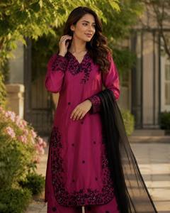 Salwar Kameez Tradicional para Mujer en Rayón Color Granate con Bordado Negro, Largo hasta el Tobillo, Corte Regular, Estilo Indio-Pakistaní, Ropa Casual - Product Image 1