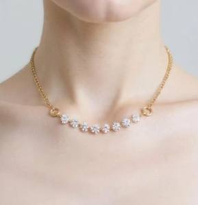 Collier de mariage en or massif 18 carats de qualité supérieure, avec pendentif en grappe minimaliste moderne et délicat, en forme de barre incurvée et serti de diamants, pour la vente en gros - Product Image 5