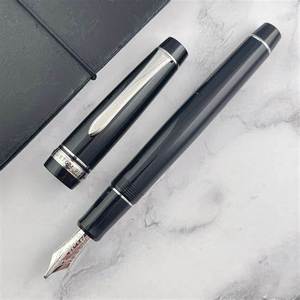 Pluma estilográfica Custom Heritage 912 negra, punta de 1.0 mm, media (M), hecha en Japón - Product Image 3
