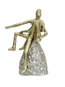 Estatua Moderna Abstracta de Pareja en Aluminio Dorado, Elegante Escultura de Dos Figuras Sentadas en una Roca Plateada, Adorno Decorativo para el Hogar - Product Image 4