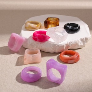 Bague en résine acrylique transparente géométrique européenne et américaine pour femmes et filles, par Perfect Enterprises - Product Image 5