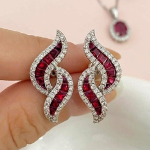 Pendientes de Oro Blanco de 18K de Lujo con Rubíes y Diamantes, Diseño en Forma de S, Ondulados, Curvos, con Engaste Invisible, como Regalo para Nueva Mamá - Product Image 3