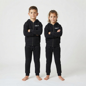 Conjunto Deportivo Unisex de Dos Piezas con Sudadera con Cremallera Completa y Pantalones Jogger, Color Negro de Moda, Venta al Por Mayor, Logotipo Personalizado, Ropa Casual para Niños - Product Image 4