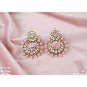 Ensemble de boucles d'oreilles traditionnelles Mehendi pour femmes, légères, finition dorée, parfaites pour les mariages, les Mehndi, les Haldi et les occasions festives - Product Image 2