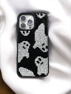 เคสโทรศัพท์มือถือทำมือสำหรับผู้หญิง วัสดุซิลค์คอนน้ำหนักเบา ประดับด้วยคริสตัล ลูกปัดตกแต่ง สีสันปรับแต่งได้ แฟชั่นบูติก - Product Image 4