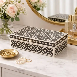 Boîte à bijoux en bois marocaine moderne SOFIYA CRAFT avec design gravé, fermeture à boucle, rectangulaire, noir et blanc, organiseur de rangement - Product Image 1
