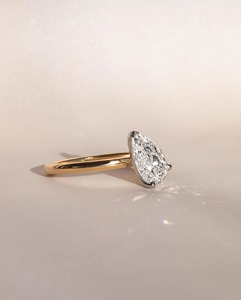 แหวนแต่งงานเพชรทรงลูกแพร์ 1.80 กะรัต เพาะเลี้ยงในห้องปฏิบัติการ ฝังแบบหนามเตย รับรองโดย IGI ทองคำแท้ 14K แหวนวันครบรอบ/แหวนแต่งงานสุดหรู - Product Image 2